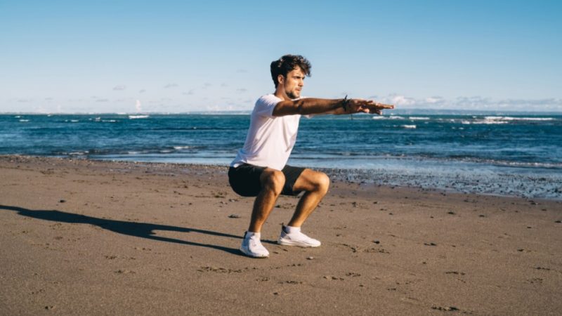 5 exercícios sem equipamentos para manter a massa muscular durante as férias