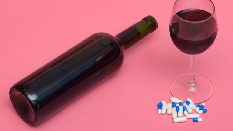 Automedicação nas festas: perigos de misturar álcool e remédios