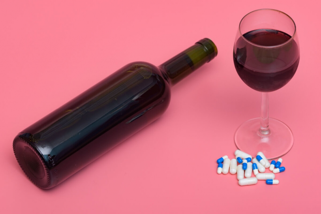 Automedicação nas festas: perigos de misturar álcool e remédios