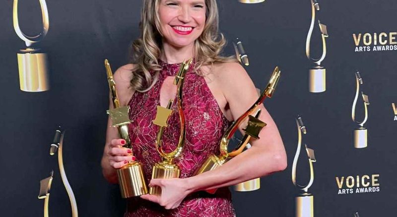 Brasileira ganha três prêmios no “Oscar da voz” em Los Angeles