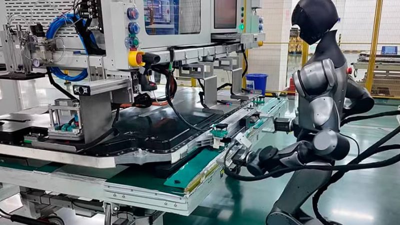 Fábrica chinesa usa robôs humanoides para testar baterias 24 horas por dia, e triplica produção