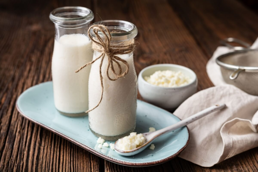 Kefir: 5 benefícios da bebida fermentada que favorece o equilíbrio do organismo