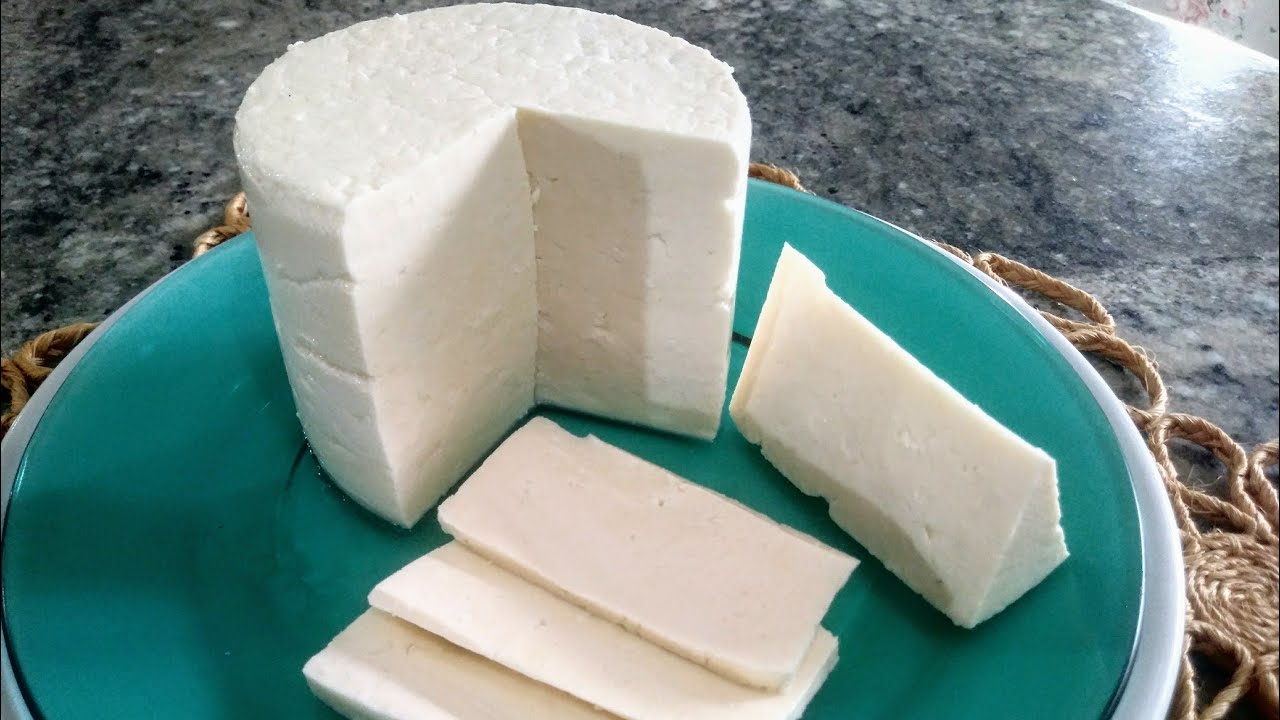 Não é enrolado no papel nem deixar aberto: o truque que evita que o queijo fresco estrague rápido
