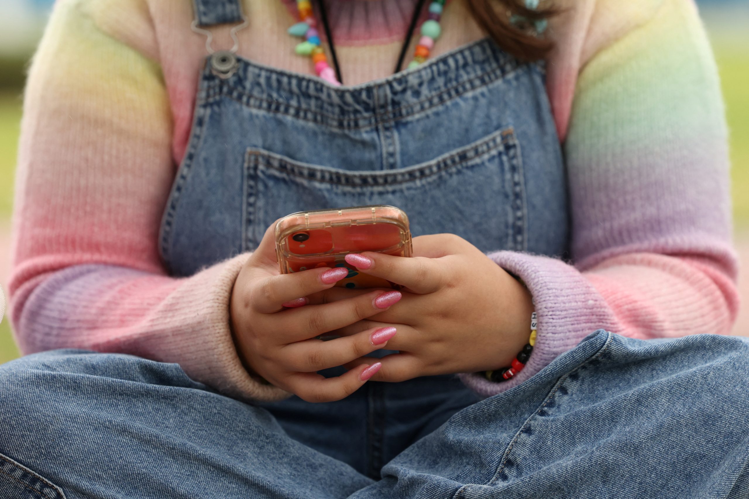 O que países estão fazendo para regular o acesso de crianças às redes sociais
