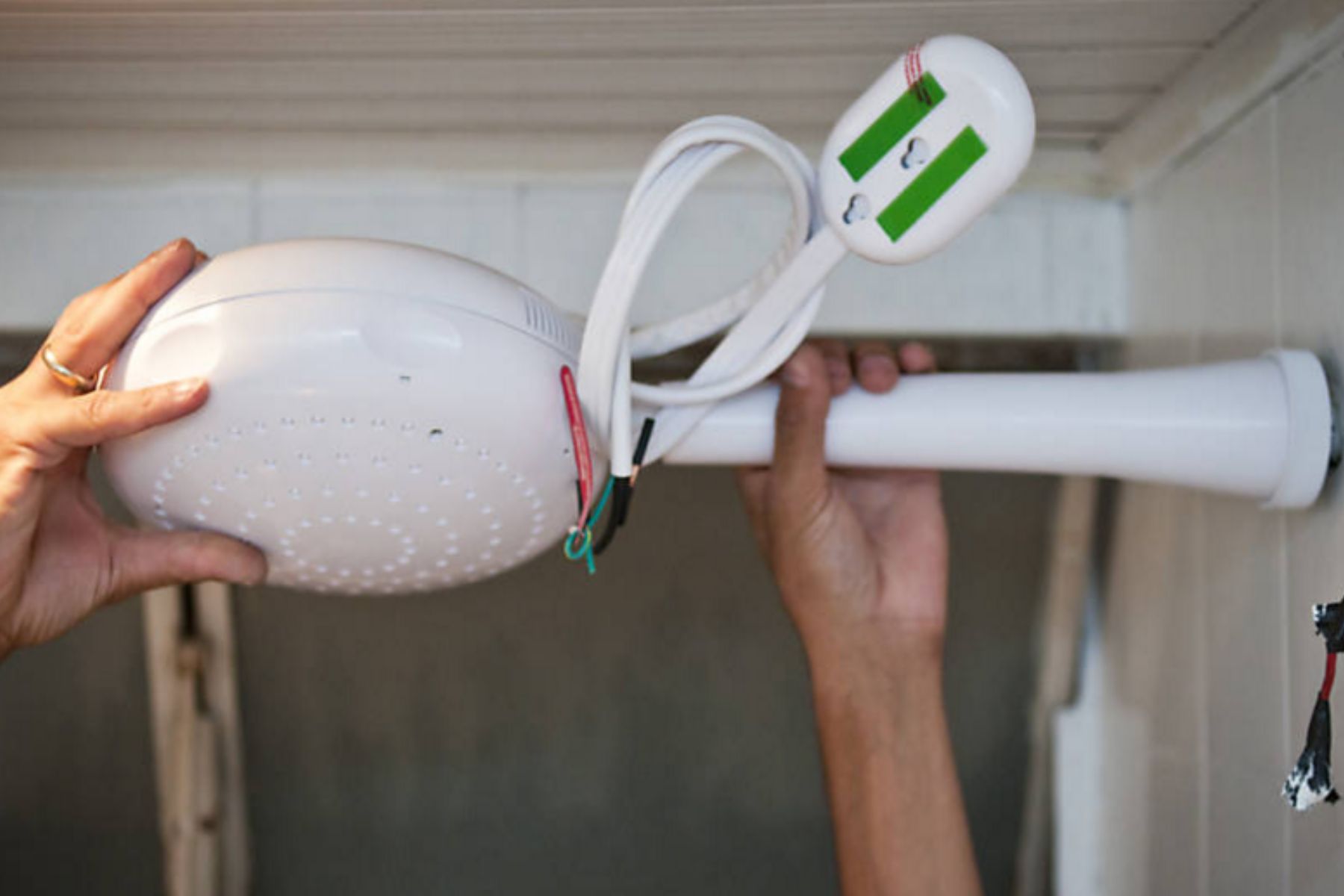 Técnicos mostram o erro mais comum que queima a resistência do chuveiro e aumenta a conta de luz