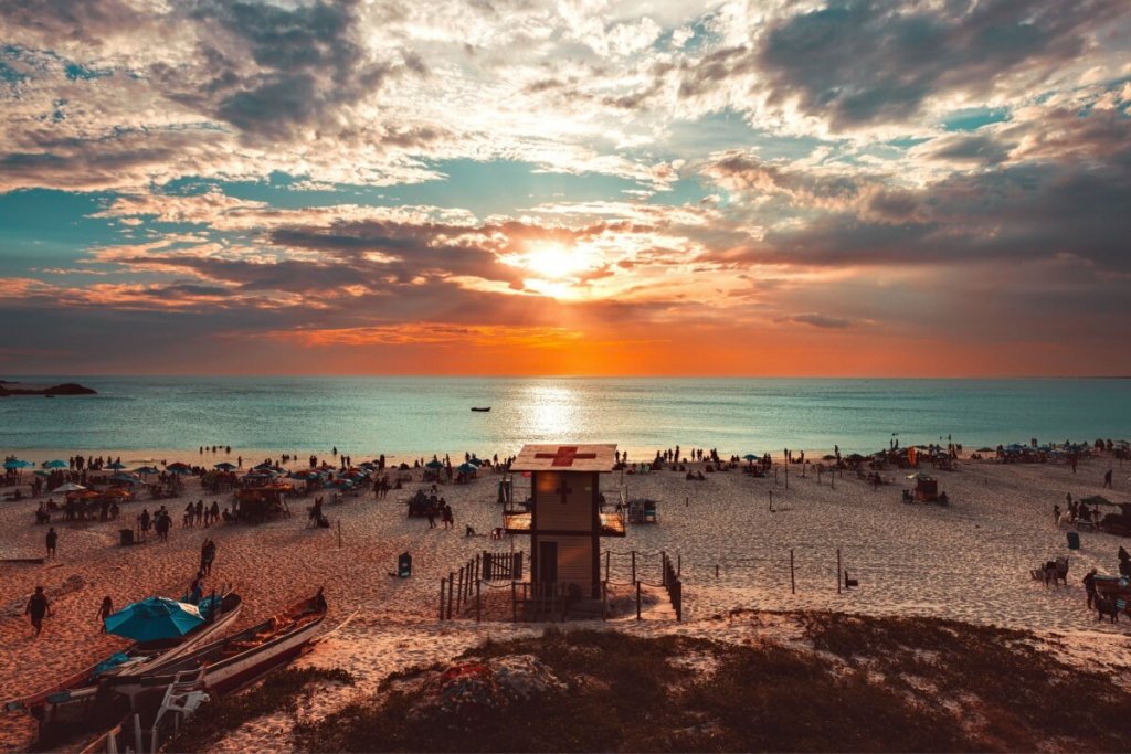 5 destinos brasileiros perfeitos para ver o pôr do sol a dois