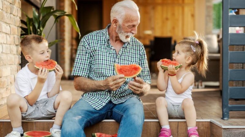5 dicas para manter a saúde de crianças e idosos no verão
