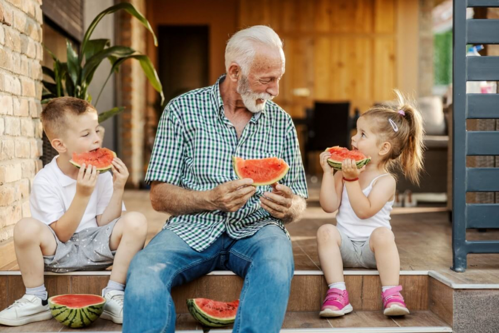5 dicas para manter a saúde de crianças e idosos no verão