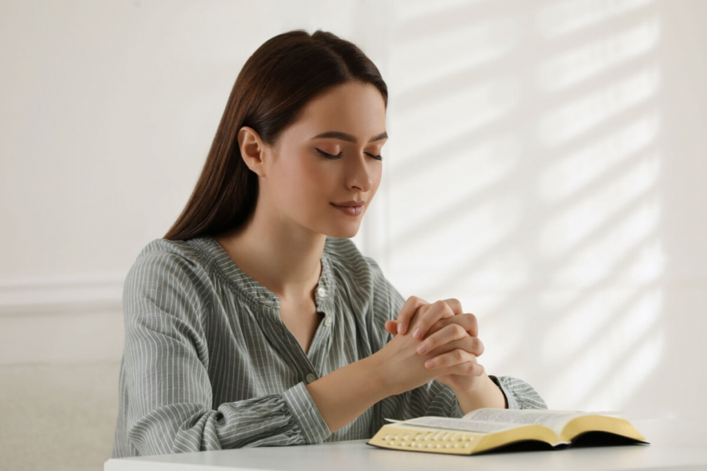 5 orações e salmos para afastar maus pensamentos e acalmar o coração