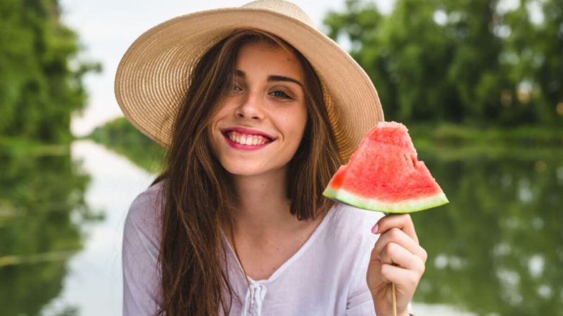 6 alimentos que auxiliam no emagrecimento e aliviam o calor