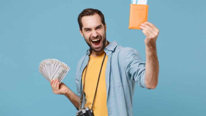 6 truques para aproveitar a queda do dólar e viajar gastando menos