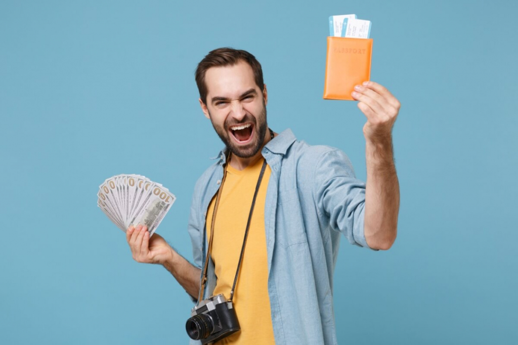 6 truques para aproveitar a queda do dólar e viajar gastando menos