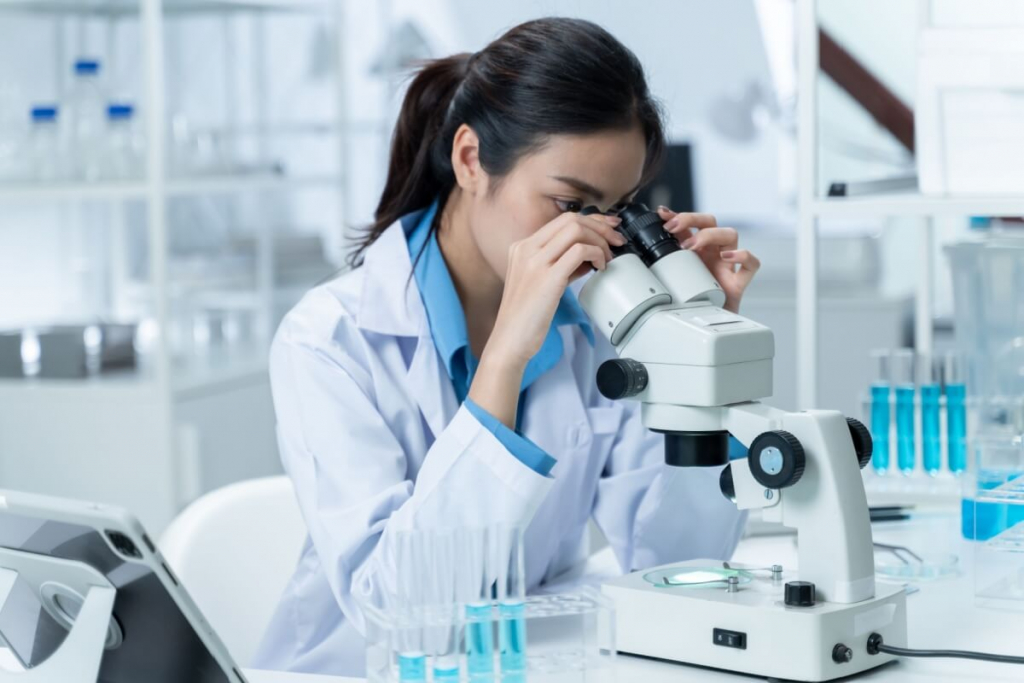 8 áreas de atuação no campo da Biomedicina