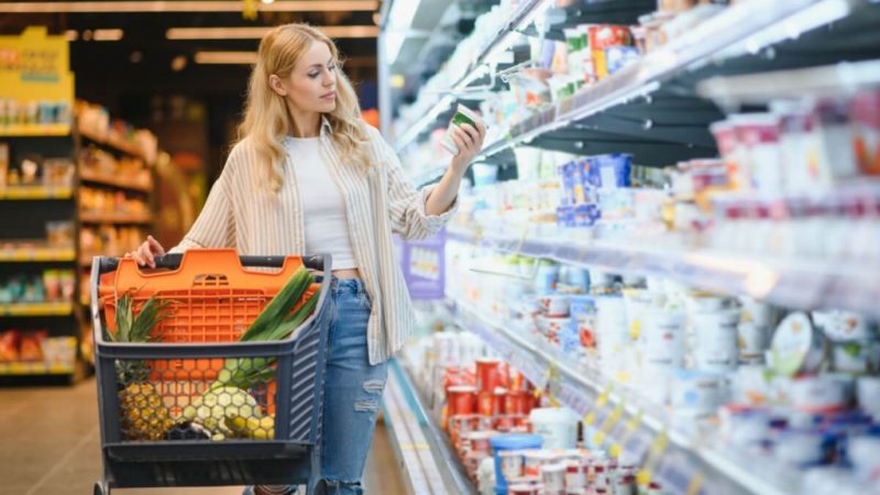 8 dicas para economizar com a baixa dos preços dos alimentos