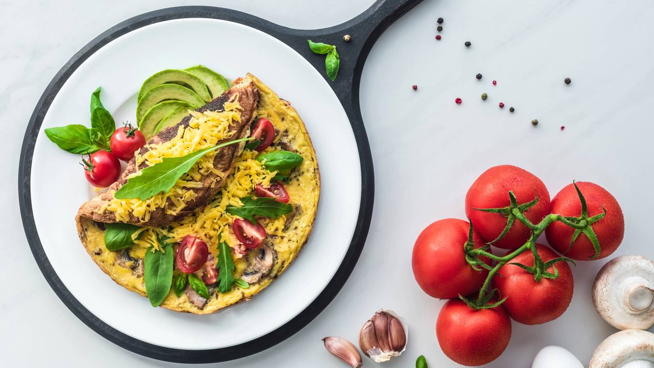 A omelete de espinafre fácil que resolve sua fome em 15 minutos