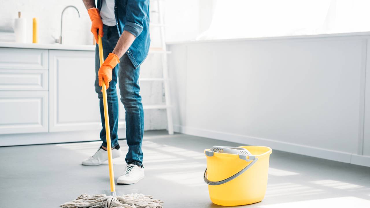 Água, pano ou produto errado? O que impede o seu piso de brilhar mesmo após a lavagem