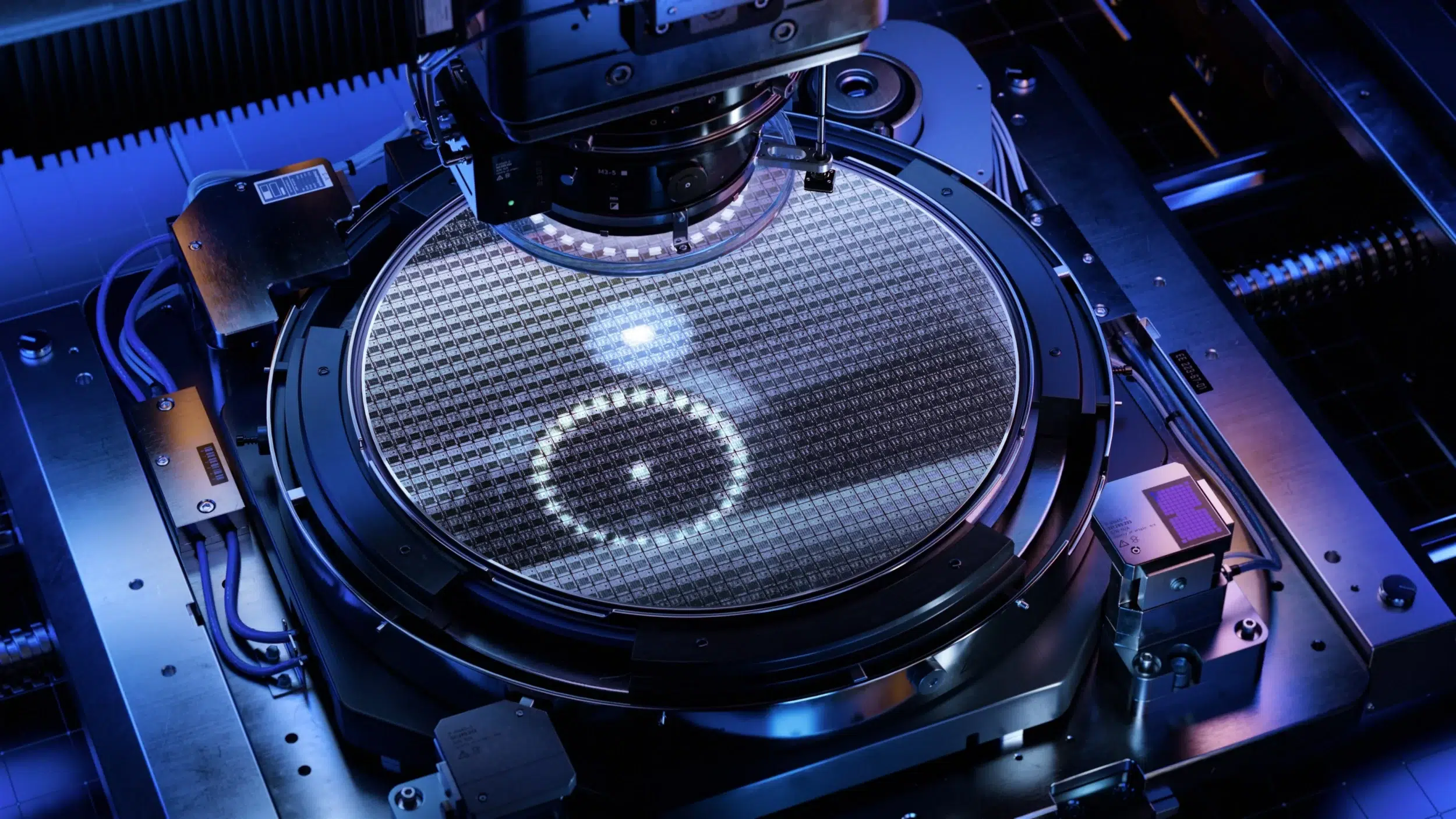 China já produz 30% do maquinário para chips e alcança processo de 5nm com a AMEC