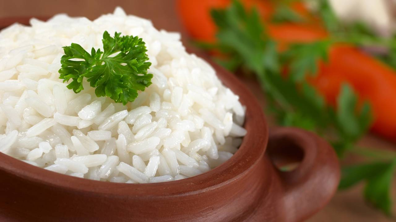 Cinco passos que chefs usam para garantir o arroz soltinho perfeito