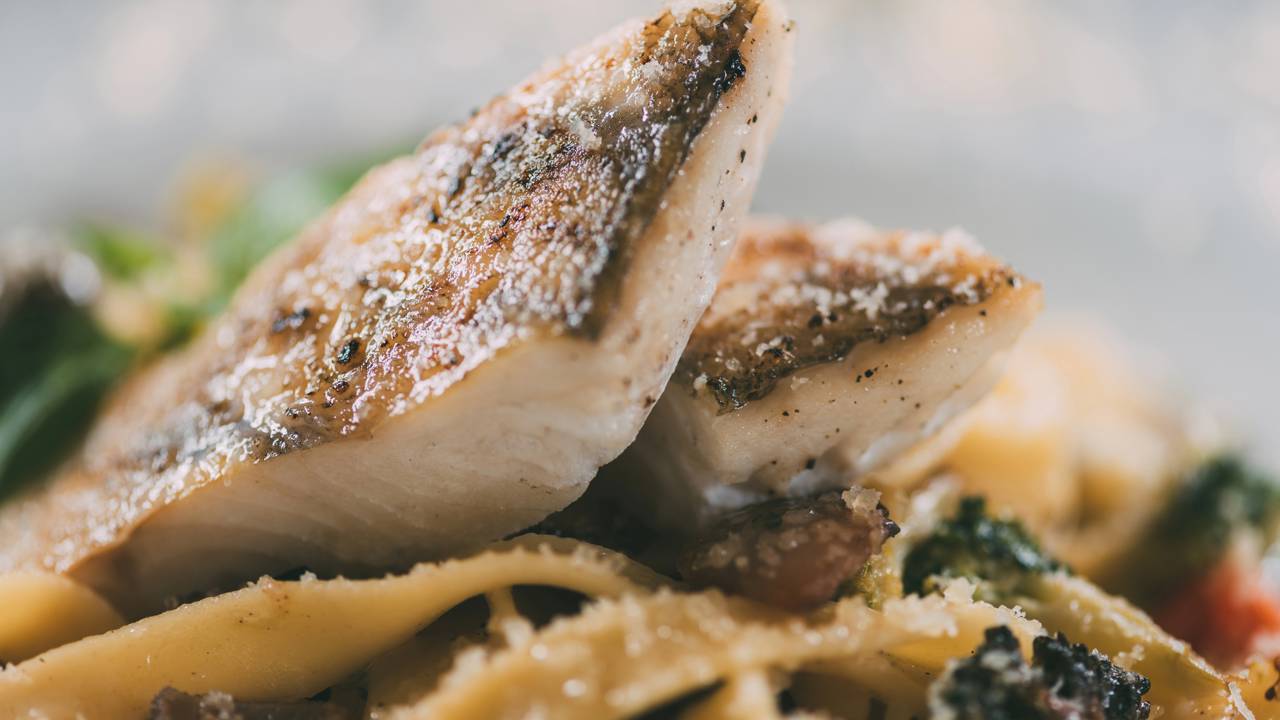 Como fazer peixe com legumes suculento usando só ingredientes básicos