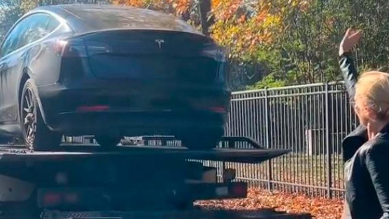 Em protesto contra Elon Musk, cantora Sheryl Crow vende seu Tesla e afirma: “chega um momento em que você precisa decidir de que lado está”