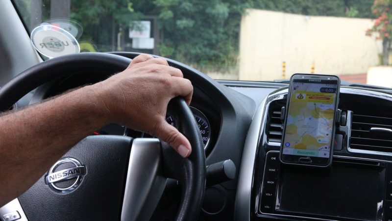 Estudo revela: madrugada e domingo elevam preço de corridas por app em até 52%
