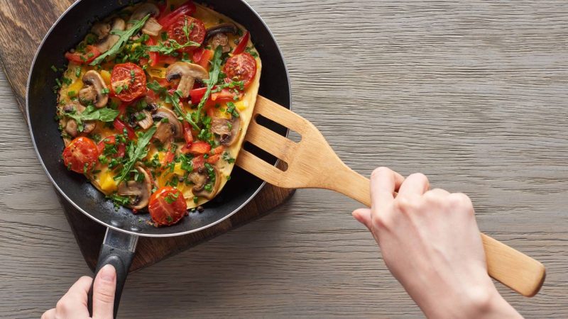 Low carb e rápido: omelete de queijo e tomate pronto em 10 minutos