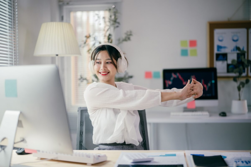 Menos dor, mais produtividade: 4 alongamentos para fazer no trabalho