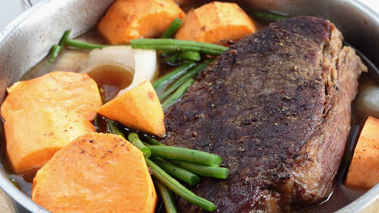 O passo a passo para fazer carne de panela com batata macia e molho encorpado
