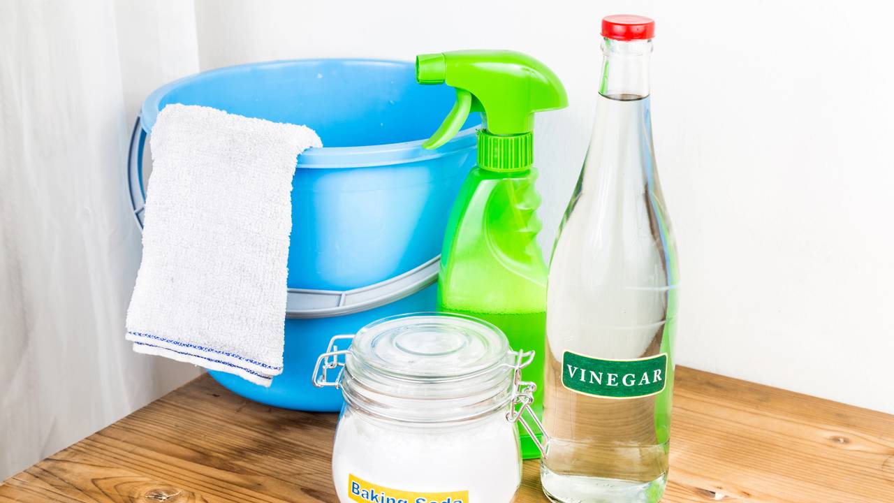 O truque caseiro com vinagre e bicarbonato limpa o banheiro em minutos e reduz o gasto com produtos