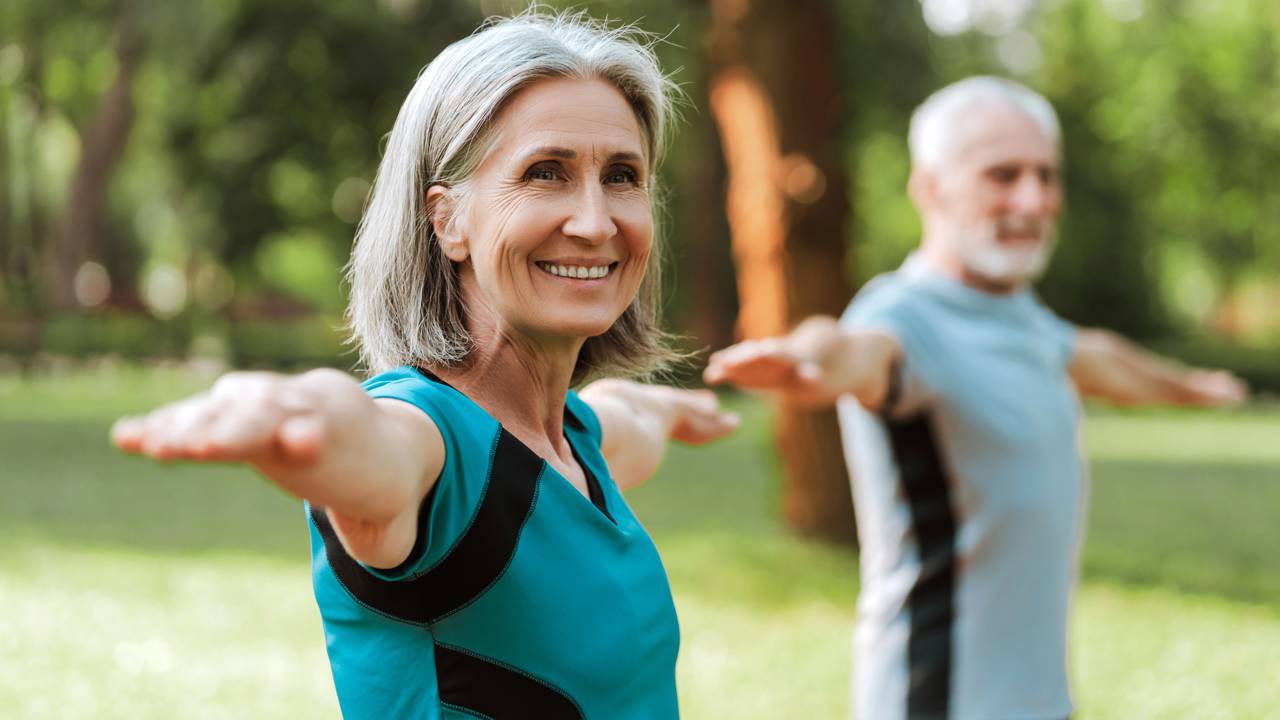 Os exercícios que ajuda a levantar da cadeira com mais facilidade aos 60 anos