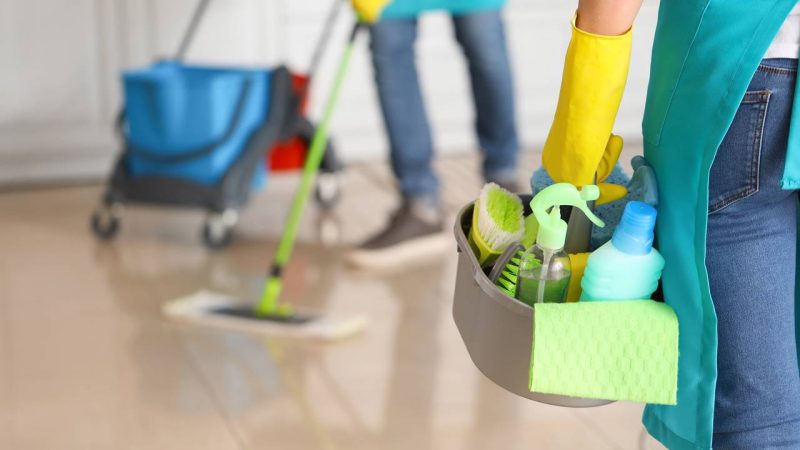 Planejar a faxina com ordem estratégica reduz esforço físico, consumo de produtos e retrabalho nos ambientes da casa