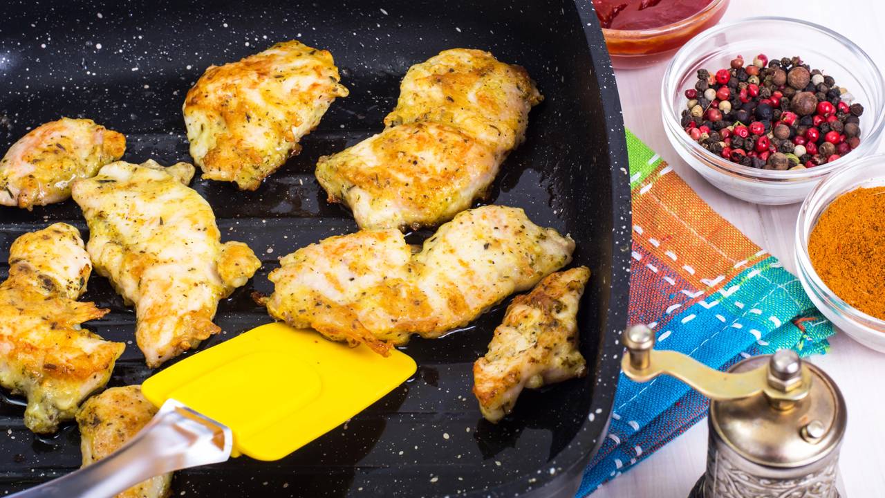 Prepare um jantar sofisticado usando frango, limão e uma frigideira