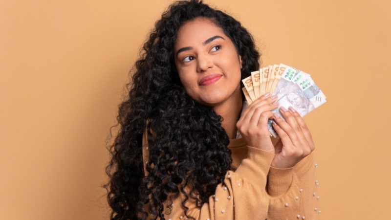 Recebeu o 13º salário? Veja como usá-lo com consciência para virar o ano no azul