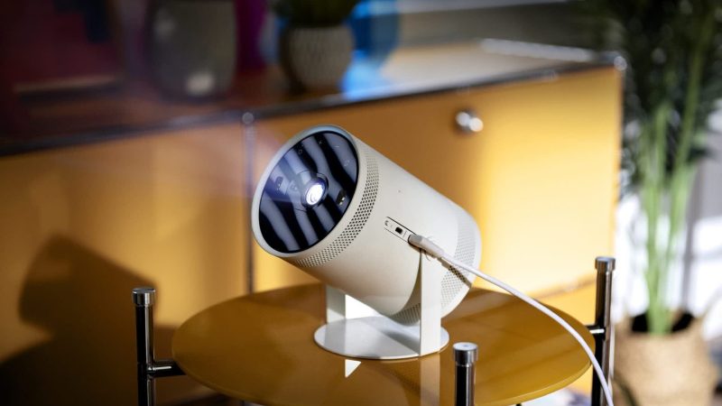 Samsung revela projetor portátil com recursos de IA embarcado