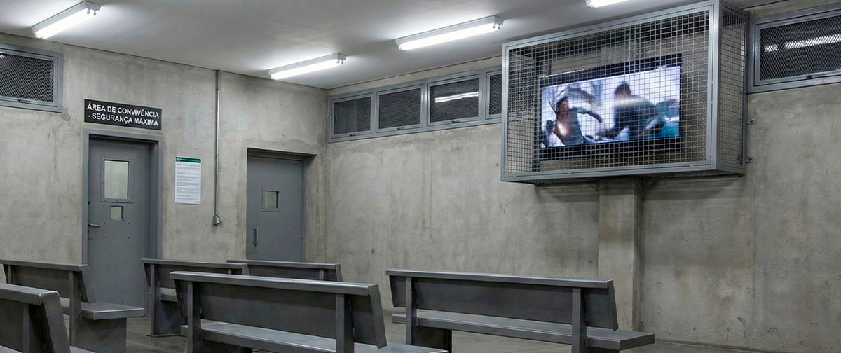 TV 4K na prisão: Governo investe R$ 85 mil em televisões de 50 polegadas para presídios federais