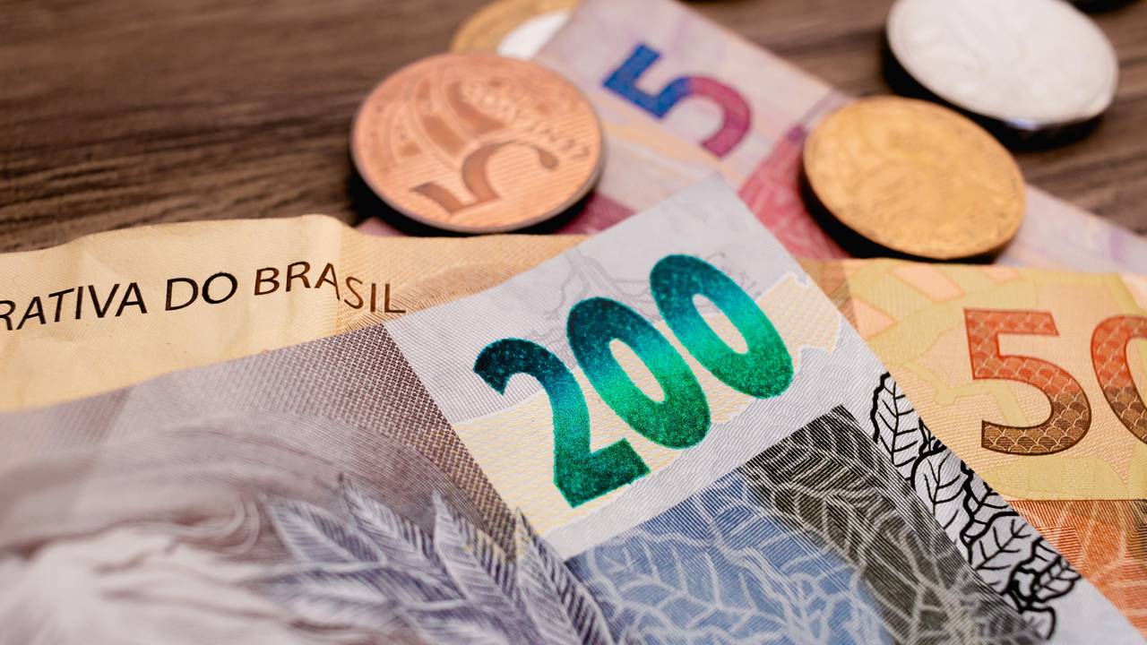 40% das famílias brasileiras fecham o mês no limite e esse mal hábito explica o porque