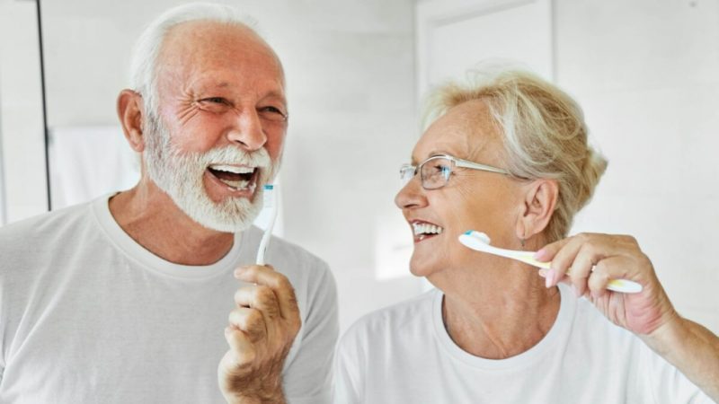 5 dicas para manter os dentes bonitos e naturais até o fim da vida
