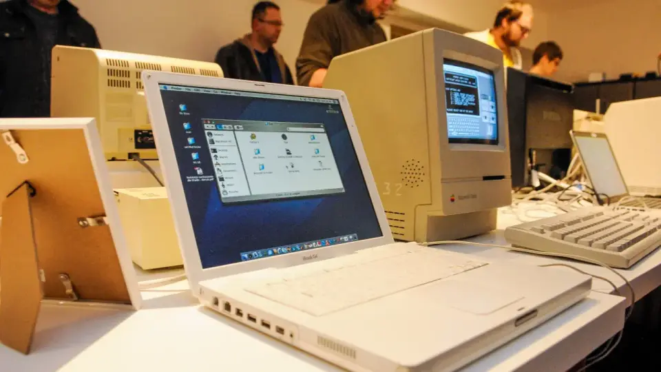 A lenda sobrevive: Homem descobre que Apple ainda permite baixar atualizações oficiais para a linha iBook, lançada em 2003