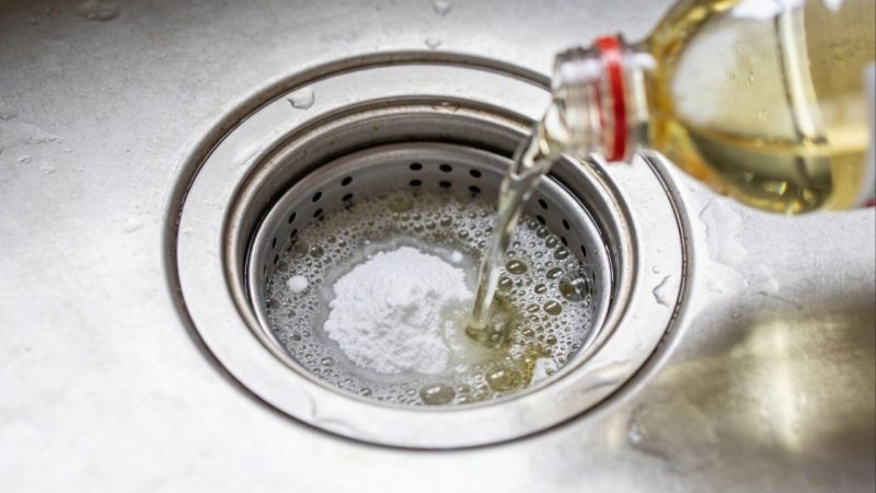 A maneira mais simples de evitar mau cheiro no ralo da pia é despejar aquela mistura caseira à noite