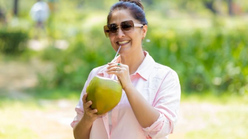 Água de coco emagrece? Veja 4 mitos e verdade sobre o consumo da bebida