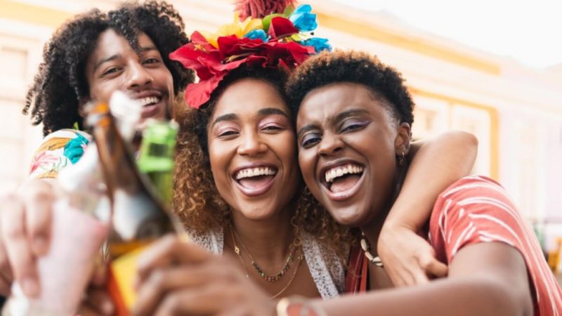 Álcool e energético no Carnaval: entenda os riscos da combinação