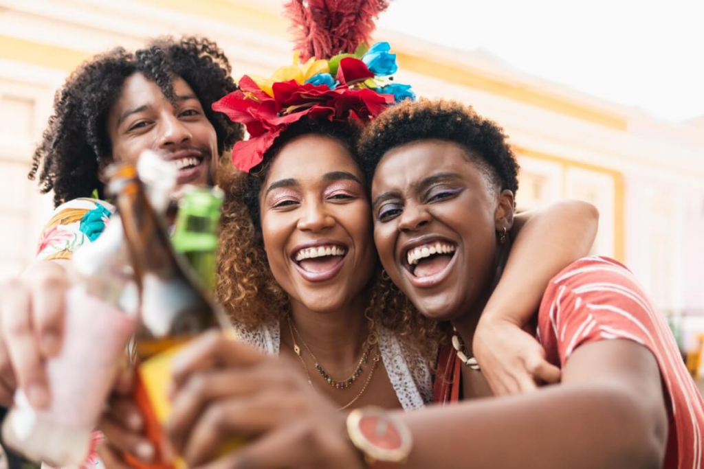 Álcool e energético no Carnaval: entenda os riscos da combinação