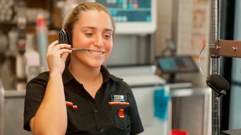 Burger King coloca IA dentro do headset de funcionários para medir se atendentes são simpáticos