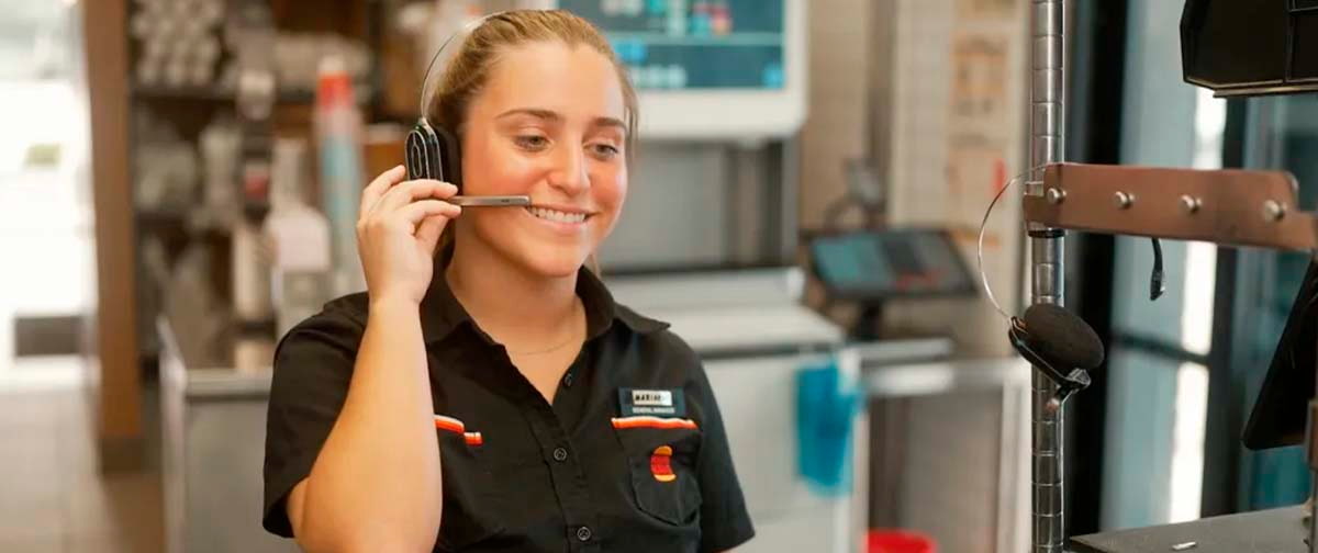 Burger King coloca IA dentro do headset de funcionários para medir se atendentes são simpáticos
