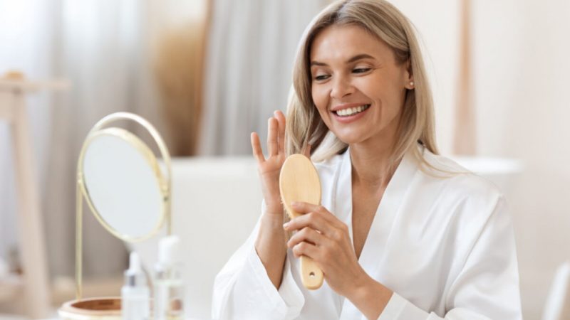Cabelo na menopausa: veja como o período afeta a saúde dos fios