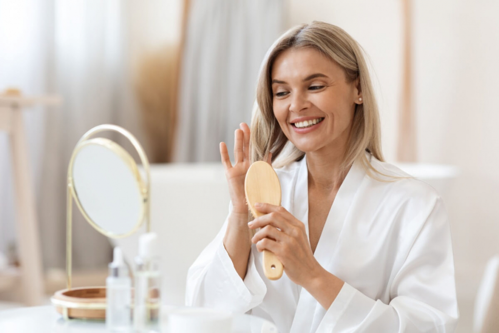 Cabelo na menopausa: veja como o período afeta a saúde dos fios