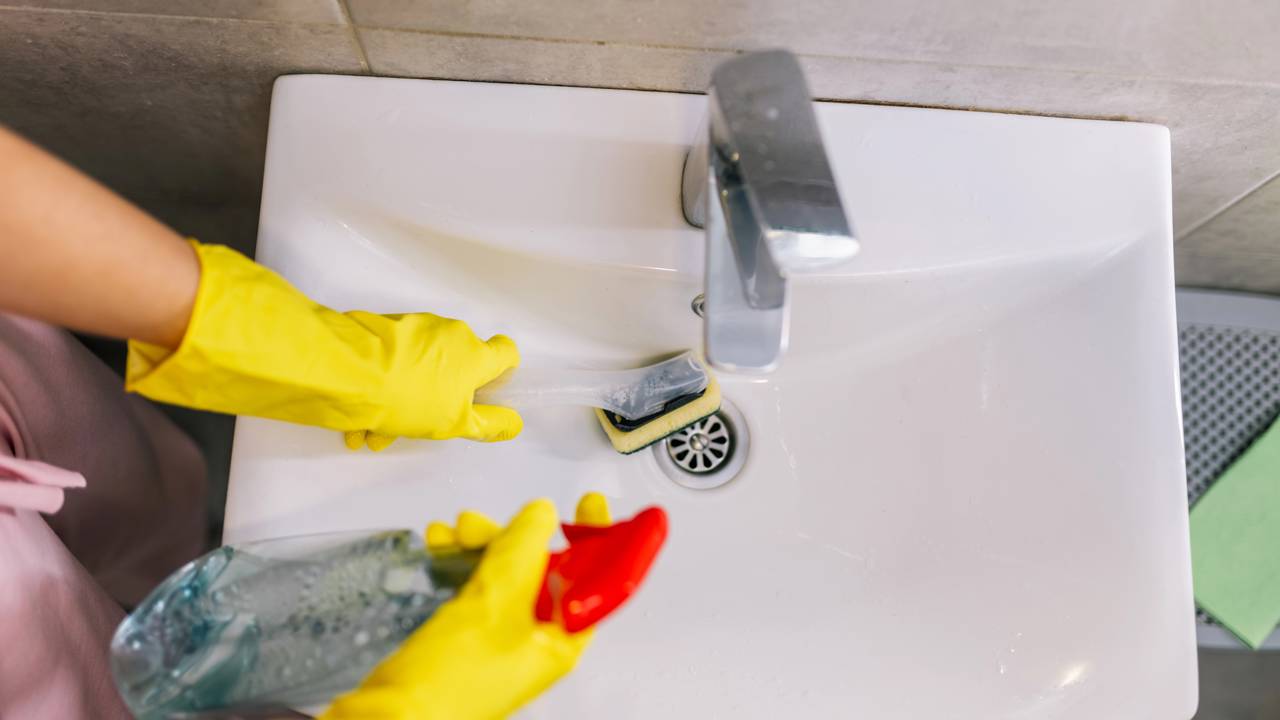 Combinação simples de produtos de limpeza ajuda a diminuir cheiro de podridão no ralo e melhora a higiene da pia
