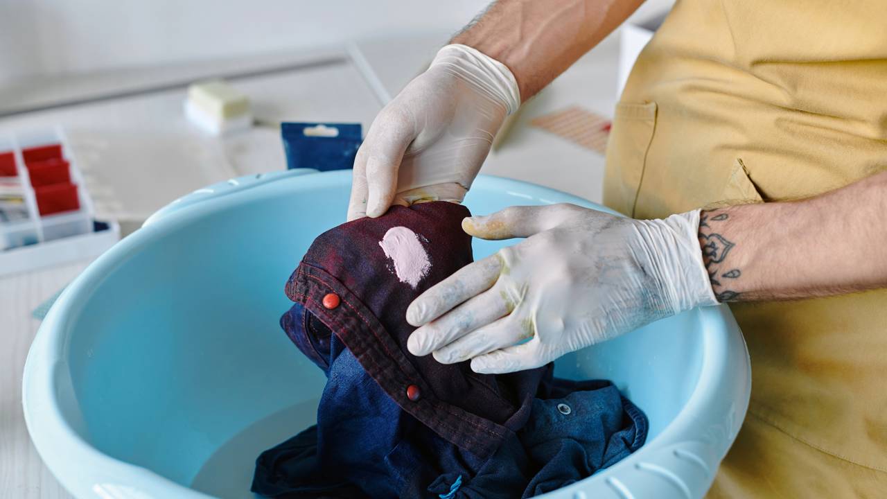 Como remover manchas de roupa usando misturinha de dois ingredientes comuns da sua cozinha