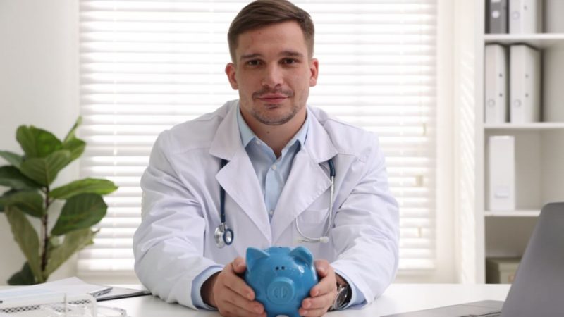 Desafio invisível do médico: organizando finanças em uma rotina multi-carreira