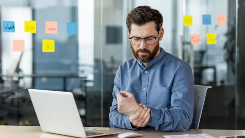 Dor persistente no trabalho pode indicar LER/DORT: veja como se proteger